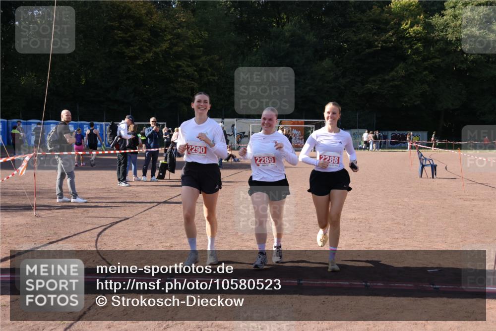 27.09.2026 - 35. Volkslauf durch das schöne Alstertal Strokosch-Dieckow http://msf.ph/oto/10580523 27.09.2026 12:56:24 Ziel 2288, 2289, 2290 meine-sportfotos.de