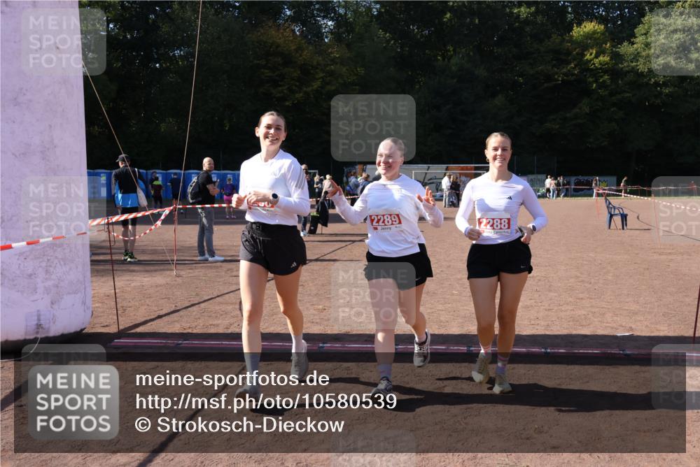 27.09.2026 - 35. Volkslauf durch das schöne Alstertal Strokosch-Dieckow http://msf.ph/oto/10580539 27.09.2026 12:56:25 Ziel 2288, 2289, 2290 meine-sportfotos.de