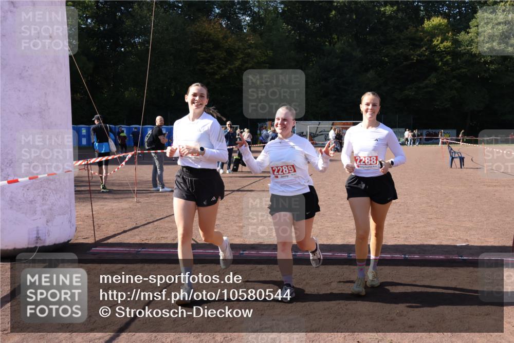 27.09.2026 - 35. Volkslauf durch das schöne Alstertal Strokosch-Dieckow http://msf.ph/oto/10580544 27.09.2026 12:56:25 Ziel 2288, 2289, 2290 meine-sportfotos.de