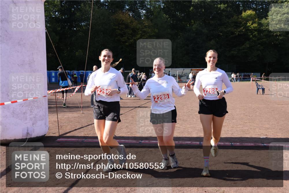27.09.2026 - 35. Volkslauf durch das schöne Alstertal Strokosch-Dieckow http://msf.ph/oto/10580553 27.09.2026 12:56:25 Ziel 2288, 2289, 2290 meine-sportfotos.de