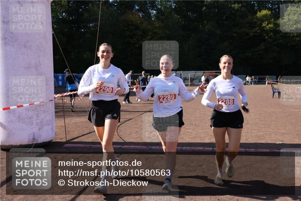 27.09.2026 - 35. Volkslauf durch das schöne Alstertal Strokosch-Dieckow http://msf.ph/oto/10580563 27.09.2026 12:56:25 Ziel 2288, 2289, 2290 meine-sportfotos.de