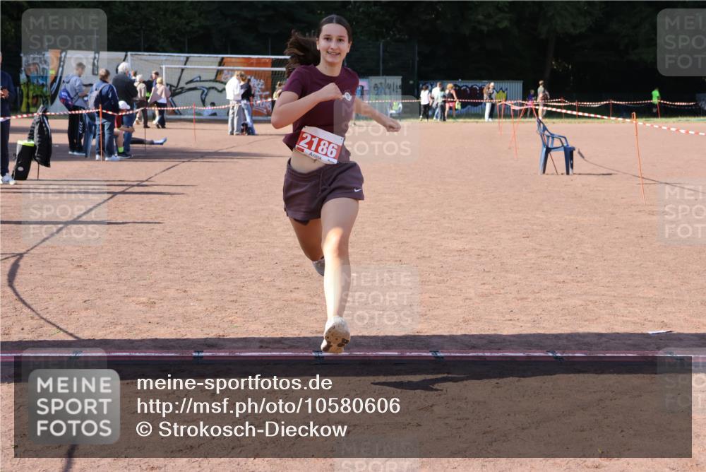 27.09.2026 - 35. Volkslauf durch das schöne Alstertal Strokosch-Dieckow http://msf.ph/oto/10580606 27.09.2026 12:57:07 Ziel 2186 meine-sportfotos.de