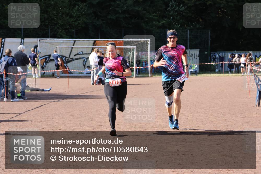 27.09.2026 - 35. Volkslauf durch das schöne Alstertal Strokosch-Dieckow http://msf.ph/oto/10580643 27.09.2026 12:57:34 Ziel 2474, 2475 meine-sportfotos.de