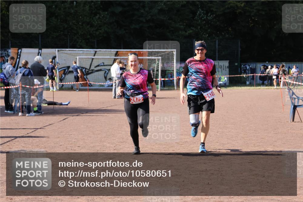 27.09.2026 - 35. Volkslauf durch das schöne Alstertal Strokosch-Dieckow http://msf.ph/oto/10580651 27.09.2026 12:57:34 Ziel 2474, 2475 meine-sportfotos.de