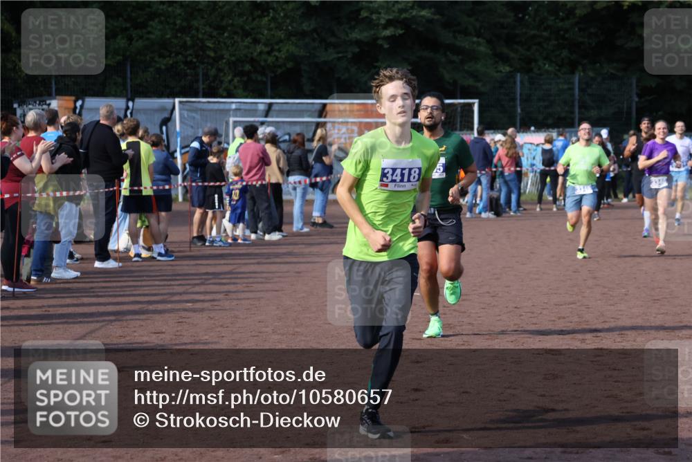 27.09.2026 - 35. Volkslauf durch das schöne Alstertal Strokosch-Dieckow http://msf.ph/oto/10580657 27.09.2026 11:19:21 Ziel 3305, 3345, 3346, 3418 meine-sportfotos.de