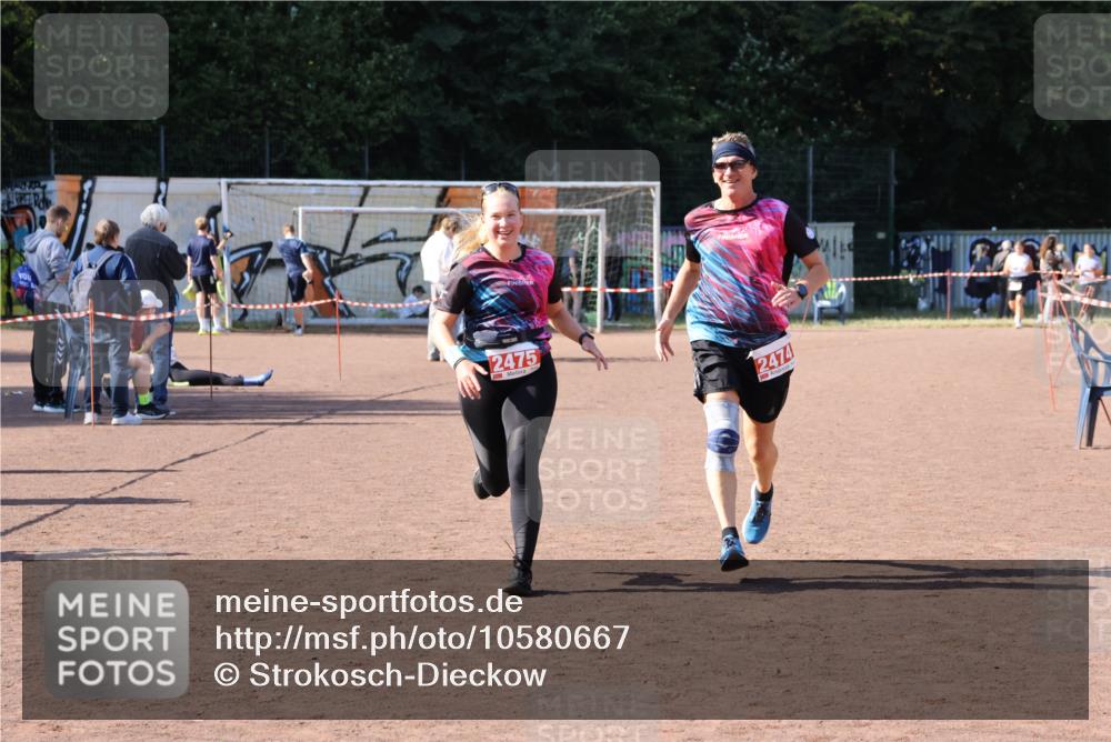 27.09.2026 - 35. Volkslauf durch das schöne Alstertal Strokosch-Dieckow http://msf.ph/oto/10580667 27.09.2026 12:57:35 Ziel 2474, 2475 meine-sportfotos.de