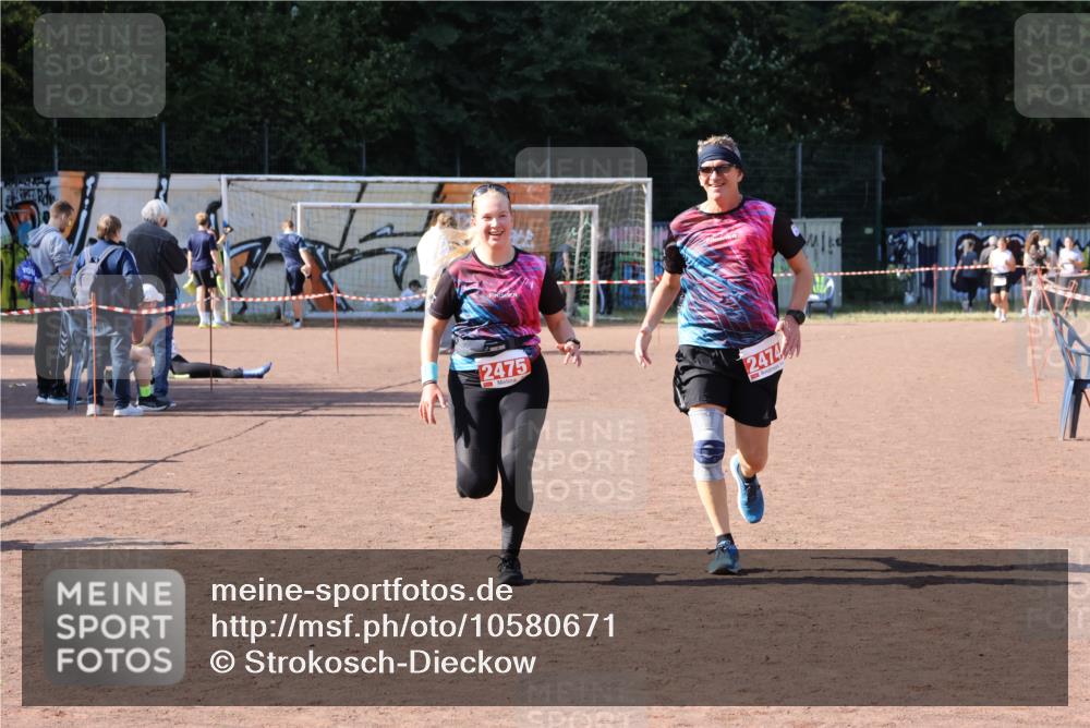 27.09.2026 - 35. Volkslauf durch das schöne Alstertal Strokosch-Dieckow http://msf.ph/oto/10580671 27.09.2026 12:57:35 Ziel 2474, 2475 meine-sportfotos.de