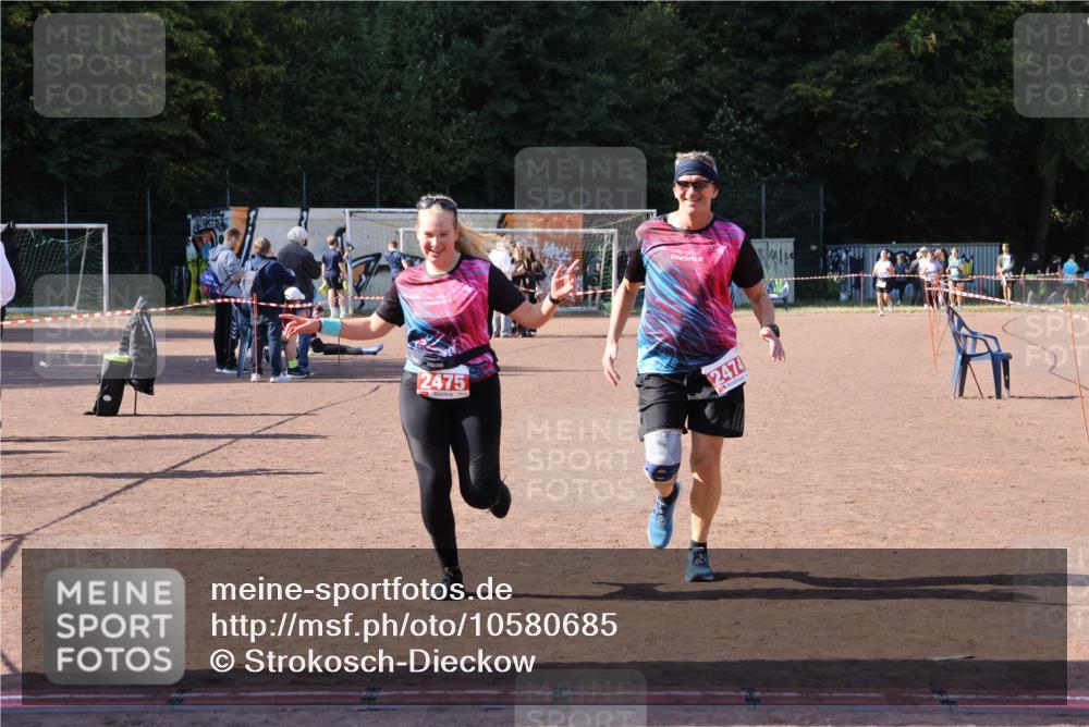 27.09.2026 - 35. Volkslauf durch das schöne Alstertal Strokosch-Dieckow http://msf.ph/oto/10580685 27.09.2026 12:57:36 Ziel 2474, 2475 meine-sportfotos.de