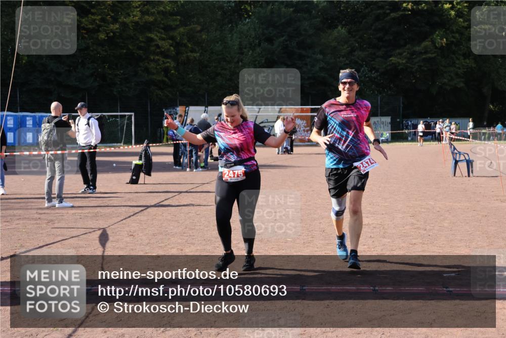 27.09.2026 - 35. Volkslauf durch das schöne Alstertal Strokosch-Dieckow http://msf.ph/oto/10580693 27.09.2026 12:57:36 Ziel 2474, 2475 meine-sportfotos.de