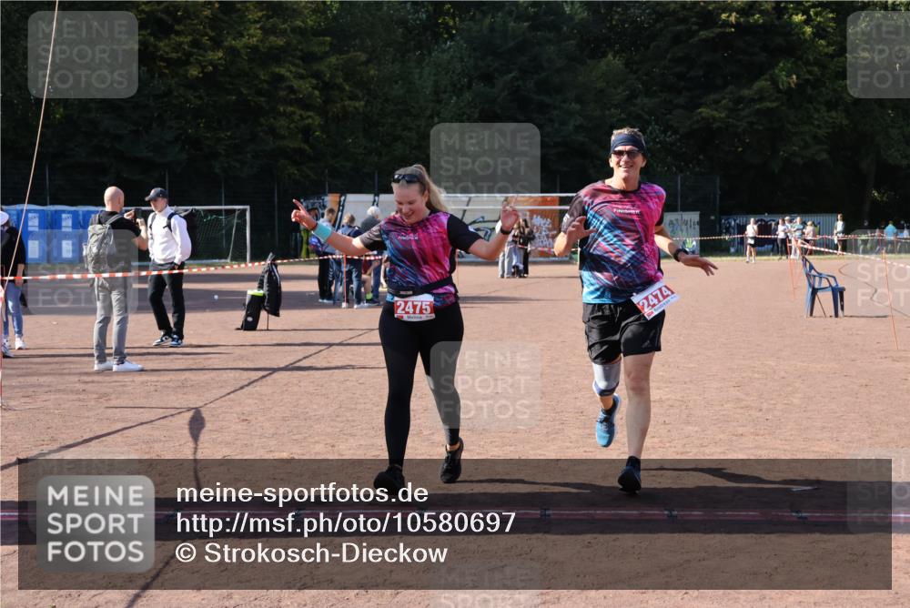 27.09.2026 - 35. Volkslauf durch das schöne Alstertal Strokosch-Dieckow http://msf.ph/oto/10580697 27.09.2026 12:57:36 Ziel 2474, 2475 meine-sportfotos.de