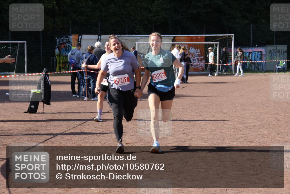 27.09.2026 - 35. Volkslauf durch das schöne Alstertal Strokosch-Dieckow http://msf.ph/oto/10580762 27.09.2026 12:57:54 Ziel 2001, 2006, 2264 meine-sportfotos.de