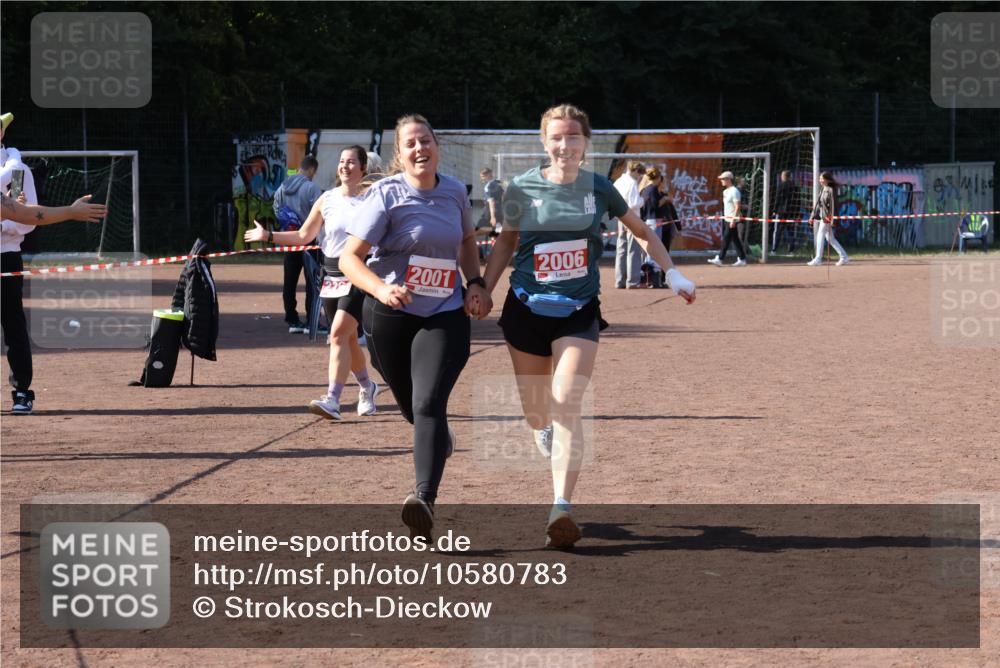 27.09.2026 - 35. Volkslauf durch das schöne Alstertal Strokosch-Dieckow http://msf.ph/oto/10580783 27.09.2026 12:57:54 Ziel 2001, 2006, 2264 meine-sportfotos.de
