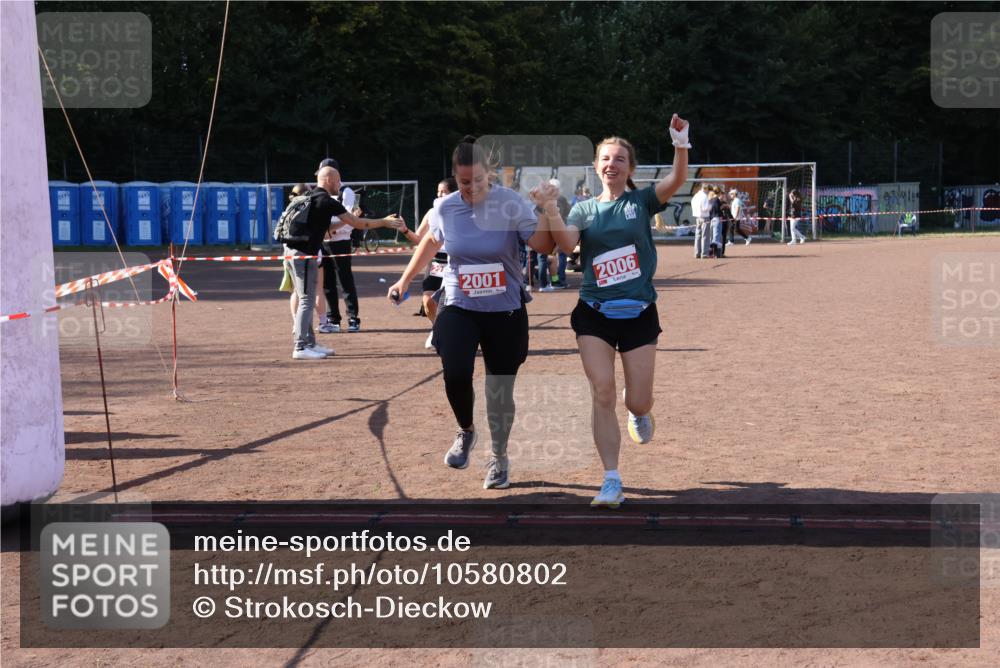 27.09.2026 - 35. Volkslauf durch das schöne Alstertal Strokosch-Dieckow http://msf.ph/oto/10580802 27.09.2026 12:57:55 Ziel 2001, 2006, 2264 meine-sportfotos.de