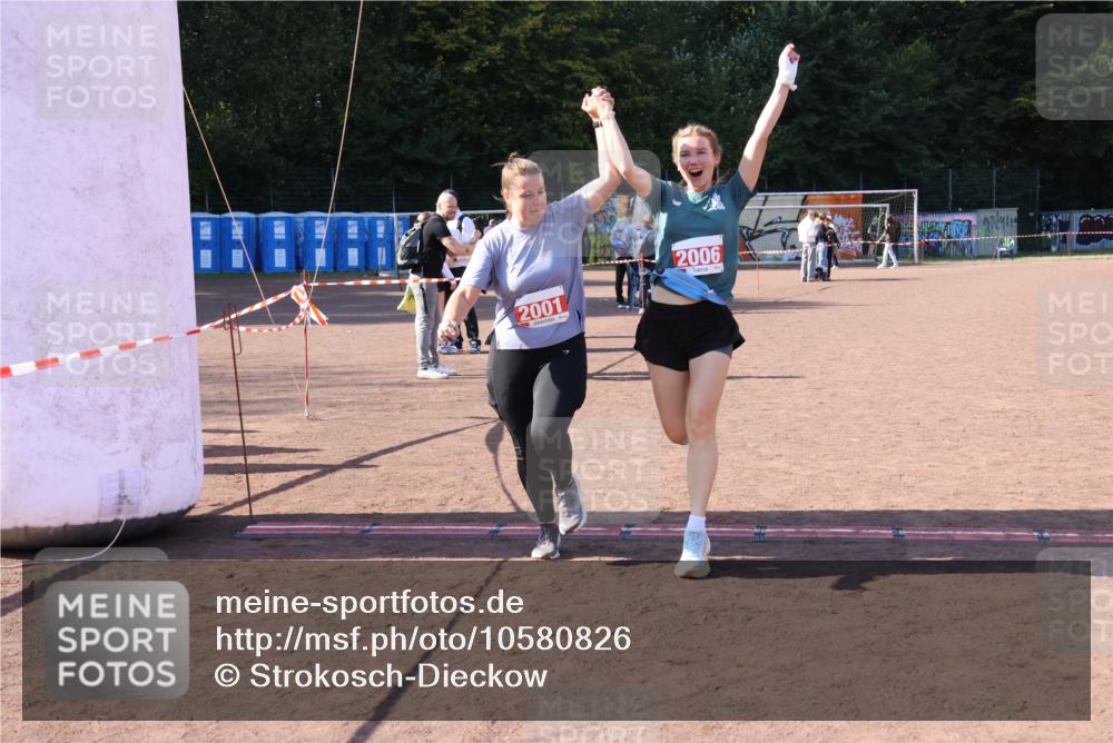 27.09.2026 - 35. Volkslauf durch das schöne Alstertal Strokosch-Dieckow http://msf.ph/oto/10580826 27.09.2026 12:57:56 Ziel 2001, 2006, 2264 meine-sportfotos.de