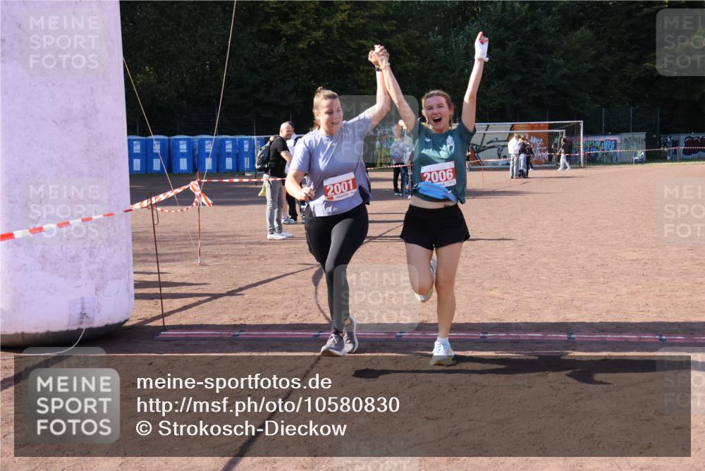 27.09.2026 - 35. Volkslauf durch das schöne Alstertal Strokosch-Dieckow http://msf.ph/oto/10580830 27.09.2026 12:57:56 Ziel 2001, 2006, 2264 meine-sportfotos.de