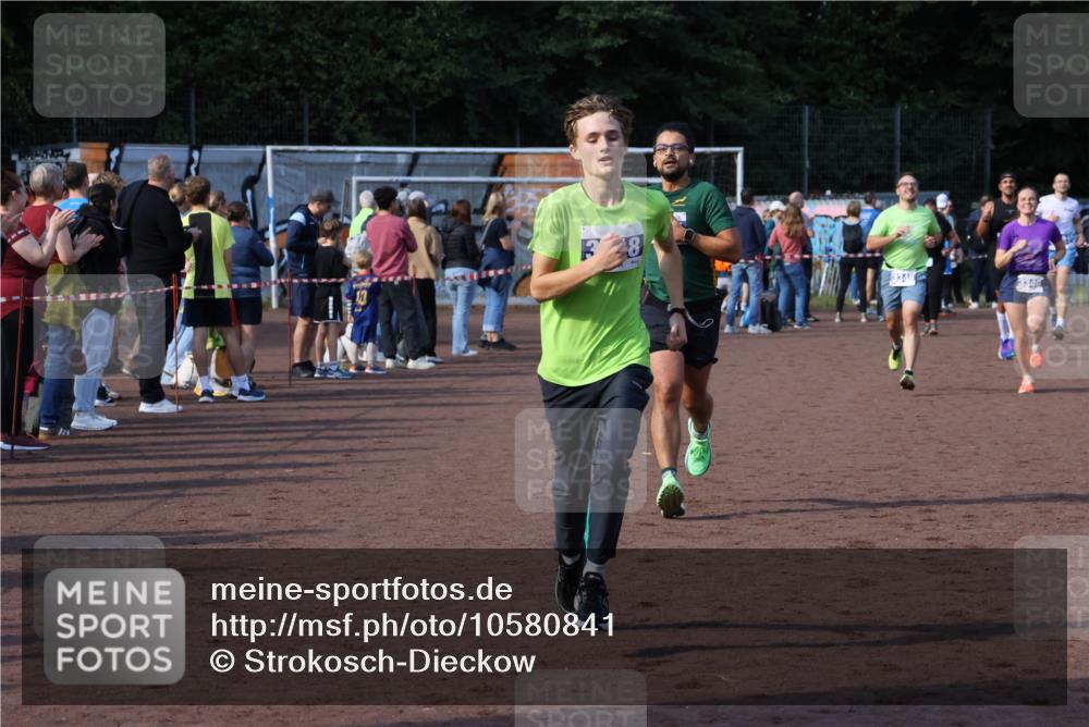 27.09.2026 - 35. Volkslauf durch das schöne Alstertal Strokosch-Dieckow http://msf.ph/oto/10580841 27.09.2026 11:19:21 Ziel 3305, 3345, 3346, 3418 meine-sportfotos.de