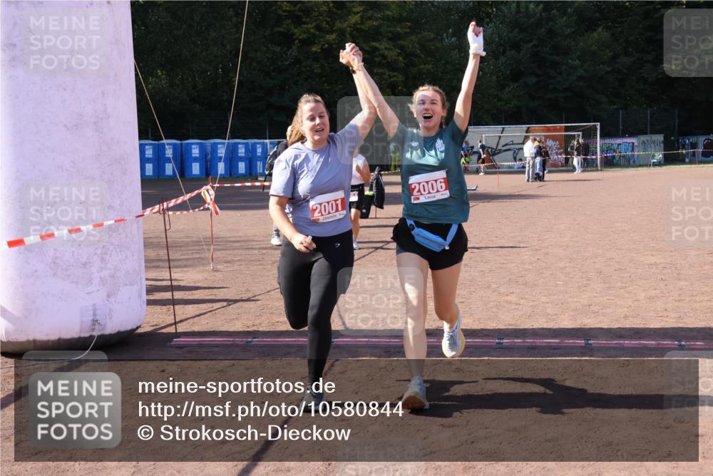 27.09.2026 - 35. Volkslauf durch das schöne Alstertal Strokosch-Dieckow http://msf.ph/oto/10580844 27.09.2026 12:57:56 Ziel 2001, 2006, 2264 meine-sportfotos.de