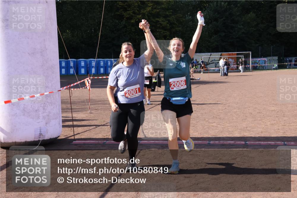 27.09.2026 - 35. Volkslauf durch das schöne Alstertal Strokosch-Dieckow http://msf.ph/oto/10580849 27.09.2026 12:57:56 Ziel 2001, 2006, 2264 meine-sportfotos.de
