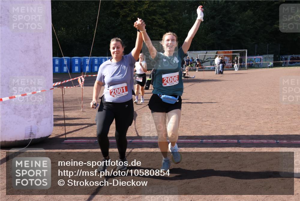 27.09.2026 - 35. Volkslauf durch das schöne Alstertal Strokosch-Dieckow http://msf.ph/oto/10580854 27.09.2026 12:57:56 Ziel 2001, 2006, 2264 meine-sportfotos.de