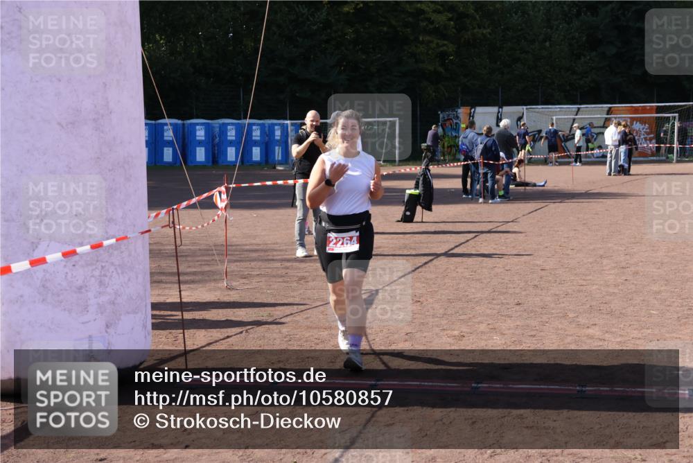 27.09.2026 - 35. Volkslauf durch das schöne Alstertal Strokosch-Dieckow http://msf.ph/oto/10580857 27.09.2026 12:57:58 Ziel 2001, 2006, 2264 meine-sportfotos.de