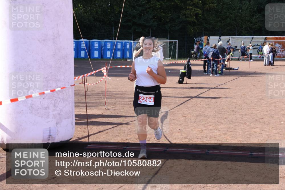 27.09.2026 - 35. Volkslauf durch das schöne Alstertal Strokosch-Dieckow http://msf.ph/oto/10580882 27.09.2026 12:57:59 Ziel 2001, 2006, 2264 meine-sportfotos.de
