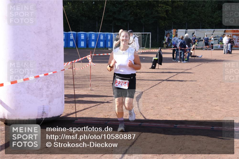 27.09.2026 - 35. Volkslauf durch das schöne Alstertal Strokosch-Dieckow http://msf.ph/oto/10580887 27.09.2026 12:57:59 Ziel 2001, 2006, 2264 meine-sportfotos.de