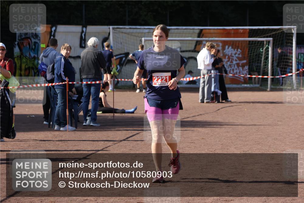 27.09.2026 - 35. Volkslauf durch das schöne Alstertal Strokosch-Dieckow http://msf.ph/oto/10580903 27.09.2026 12:59:00 Ziel 1661, 2221 meine-sportfotos.de