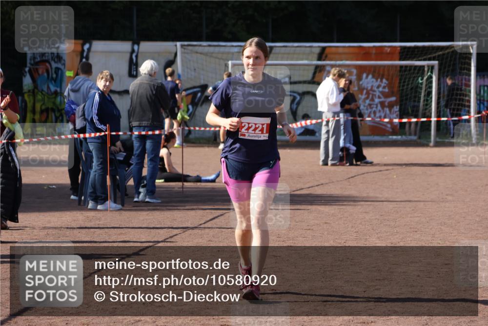27.09.2026 - 35. Volkslauf durch das schöne Alstertal Strokosch-Dieckow http://msf.ph/oto/10580920 27.09.2026 12:59:01 Ziel 1661, 2221 meine-sportfotos.de