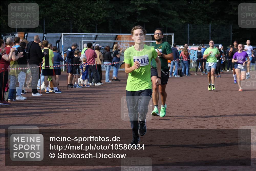 27.09.2026 - 35. Volkslauf durch das schöne Alstertal Strokosch-Dieckow http://msf.ph/oto/10580934 27.09.2026 11:19:21 Ziel 3305, 3345, 3346, 3418 meine-sportfotos.de