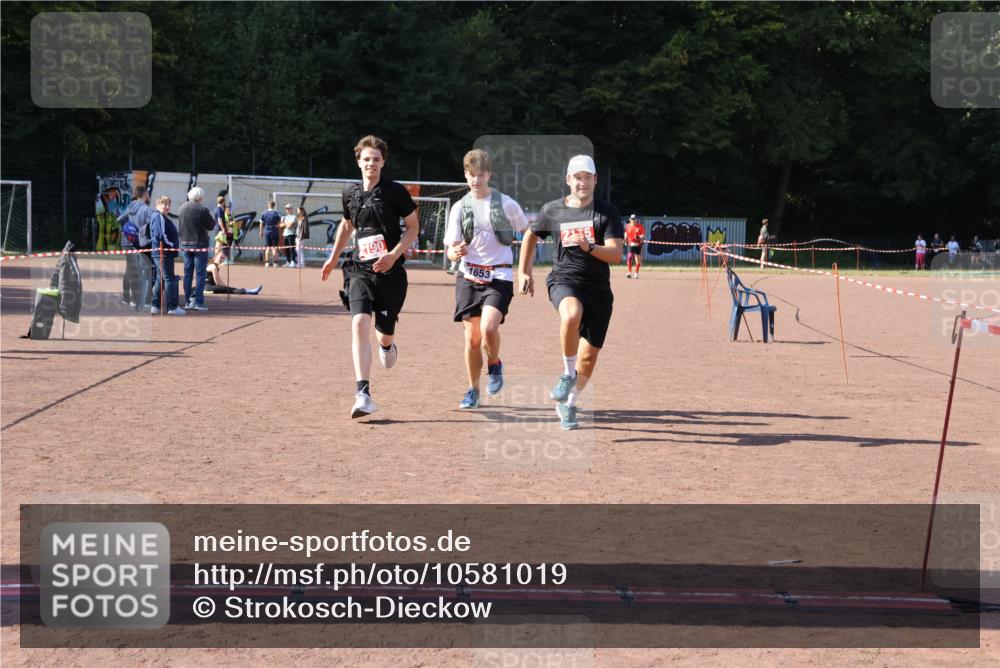 27.09.2026 - 35. Volkslauf durch das schöne Alstertal Strokosch-Dieckow http://msf.ph/oto/10581019 27.09.2026 12:59:29 Ziel 1653, 2175, 2190 meine-sportfotos.de
