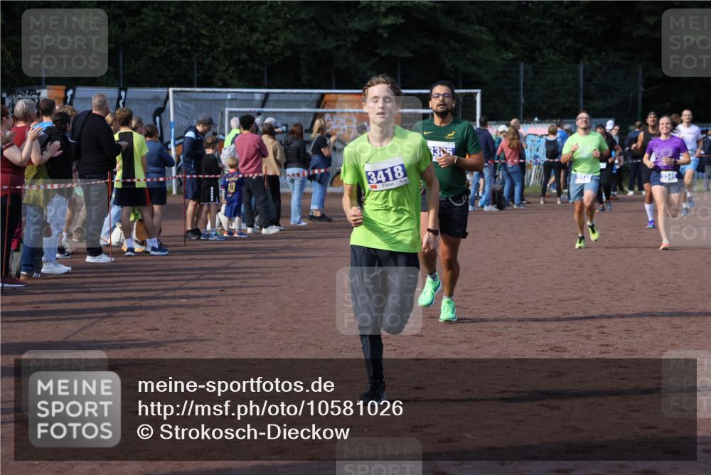 27.09.2026 - 35. Volkslauf durch das schöne Alstertal Strokosch-Dieckow http://msf.ph/oto/10581026 27.09.2026 11:19:21 Ziel 3305, 3345, 3346, 3418 meine-sportfotos.de