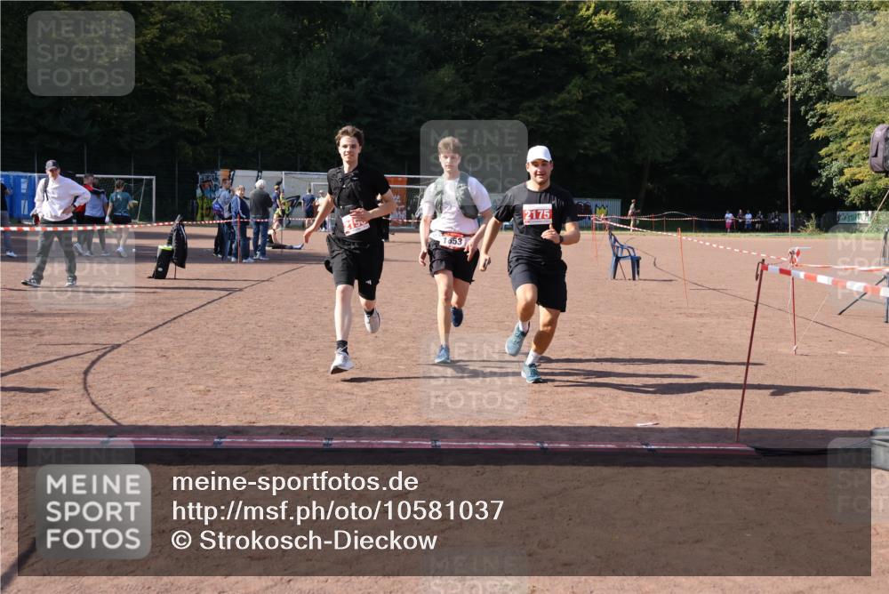 27.09.2026 - 35. Volkslauf durch das schöne Alstertal Strokosch-Dieckow http://msf.ph/oto/10581037 27.09.2026 12:59:30 Ziel 1653, 2175, 2190 meine-sportfotos.de