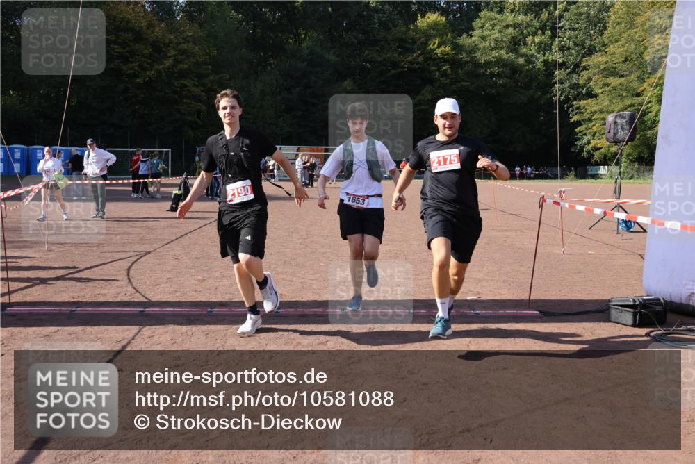 27.09.2026 - 35. Volkslauf durch das schöne Alstertal Strokosch-Dieckow http://msf.ph/oto/10581088 27.09.2026 12:59:31 Ziel 1653, 2175, 2190 meine-sportfotos.de