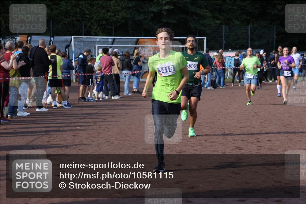 27.09.2026 - 35. Volkslauf durch das schöne Alstertal Strokosch-Dieckow http://msf.ph/oto/10581115 27.09.2026 11:19:21 Ziel 3305, 3345, 3346, 3418 meine-sportfotos.de