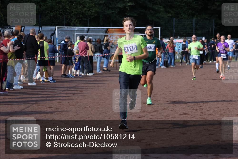 27.09.2026 - 35. Volkslauf durch das schöne Alstertal Strokosch-Dieckow http://msf.ph/oto/10581214 27.09.2026 11:19:21 Ziel 3305, 3345, 3346, 3418 meine-sportfotos.de