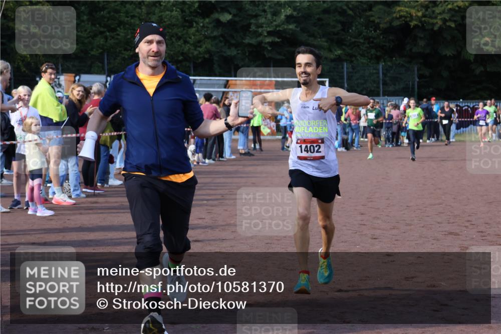 27.09.2026 - 35. Volkslauf durch das schöne Alstertal Strokosch-Dieckow http://msf.ph/oto/10581370 27.09.2026 11:19:14 Ziel 1402, 3418, 3959, 3961 meine-sportfotos.de
