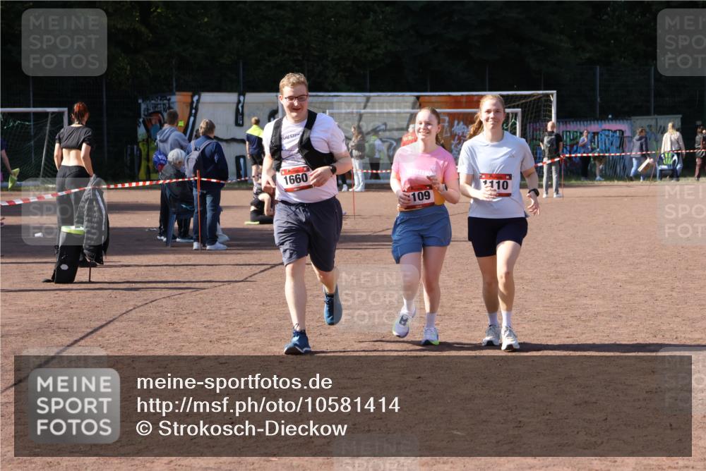 27.09.2026 - 35. Volkslauf durch das schöne Alstertal Strokosch-Dieckow http://msf.ph/oto/10581414 27.09.2026 13:01:14 Ziel 1109, 1110, 1660 meine-sportfotos.de