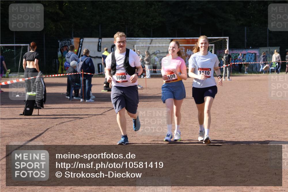 27.09.2026 - 35. Volkslauf durch das schöne Alstertal Strokosch-Dieckow http://msf.ph/oto/10581419 27.09.2026 13:01:14 Ziel 1109, 1110, 1660 meine-sportfotos.de