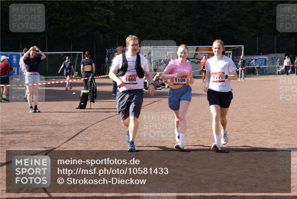 27.09.2026 - 35. Volkslauf durch das schöne Alstertal Strokosch-Dieckow http://msf.ph/oto/10581433 27.09.2026 13:01:15 Ziel 1109, 1110, 1660 meine-sportfotos.de