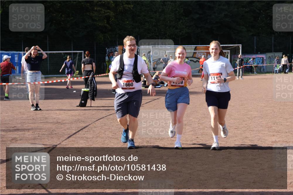 27.09.2026 - 35. Volkslauf durch das schöne Alstertal Strokosch-Dieckow http://msf.ph/oto/10581438 27.09.2026 13:01:15 Ziel 1109, 1110, 1660 meine-sportfotos.de