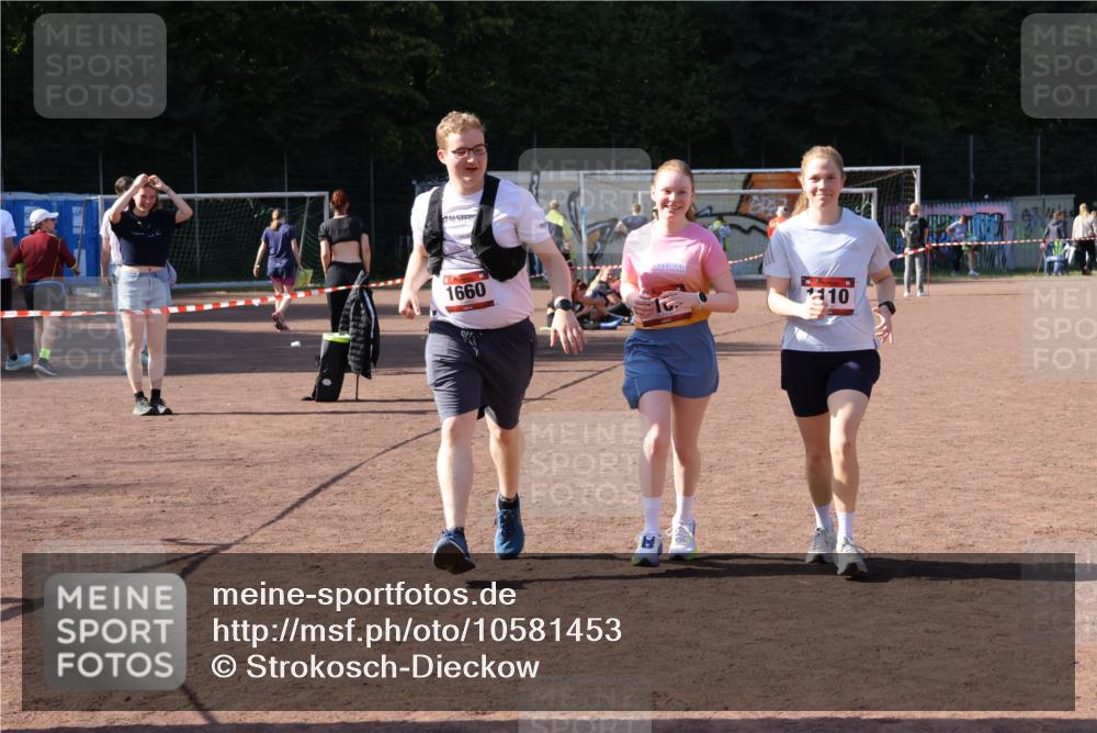 27.09.2026 - 35. Volkslauf durch das schöne Alstertal Strokosch-Dieckow http://msf.ph/oto/10581453 27.09.2026 13:01:15 Ziel 1109, 1110, 1660 meine-sportfotos.de