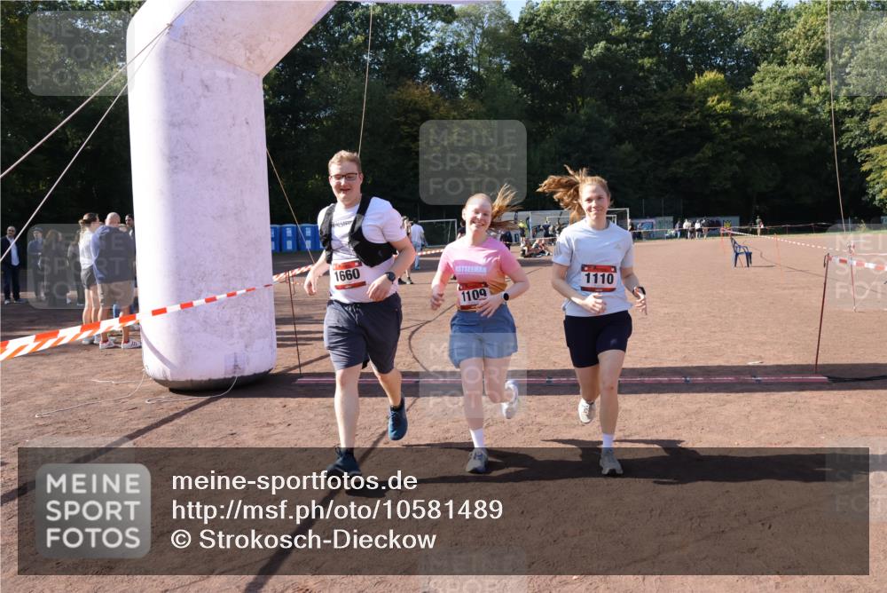 27.09.2026 - 35. Volkslauf durch das schöne Alstertal Strokosch-Dieckow http://msf.ph/oto/10581489 27.09.2026 13:01:18 Ziel 1109, 1110, 1660 meine-sportfotos.de