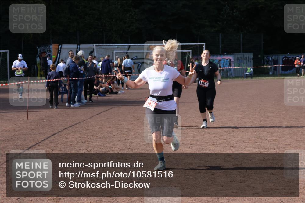 27.09.2026 - 35. Volkslauf durch das schöne Alstertal Strokosch-Dieckow http://msf.ph/oto/10581516 27.09.2026 13:02:26 Ziel 1107, 1108, 2035 meine-sportfotos.de