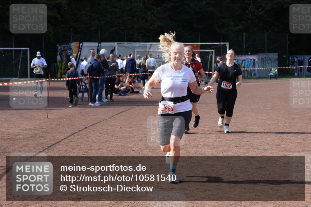 27.09.2026 - 35. Volkslauf durch das schöne Alstertal Strokosch-Dieckow http://msf.ph/oto/10581540 27.09.2026 13:02:26 Ziel 1107, 1108, 2035 meine-sportfotos.de