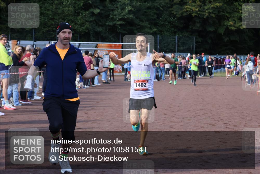 27.09.2026 - 35. Volkslauf durch das schöne Alstertal Strokosch-Dieckow http://msf.ph/oto/10581541 27.09.2026 11:19:14 Ziel 1402, 3418, 3959, 3961 meine-sportfotos.de