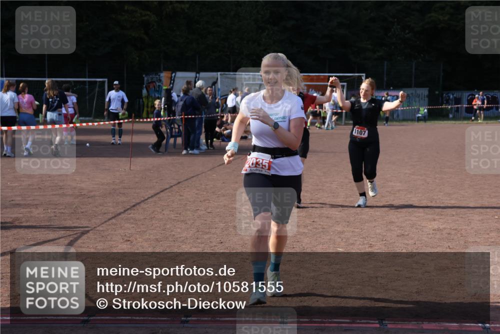 27.09.2026 - 35. Volkslauf durch das schöne Alstertal Strokosch-Dieckow http://msf.ph/oto/10581555 27.09.2026 13:02:27 Ziel 1107, 1108, 2035 meine-sportfotos.de