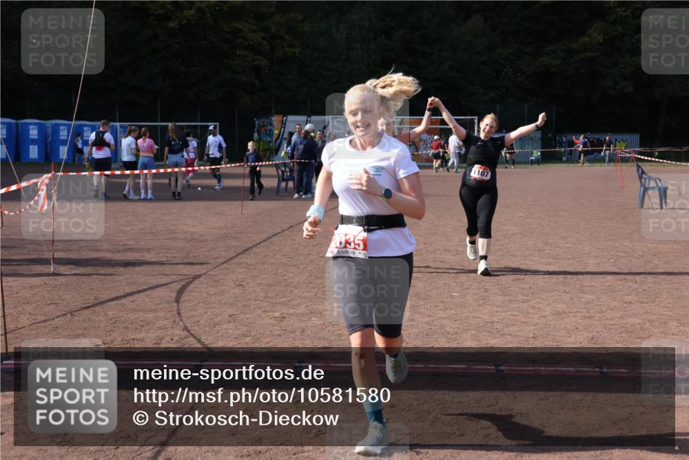 27.09.2026 - 35. Volkslauf durch das schöne Alstertal Strokosch-Dieckow http://msf.ph/oto/10581580 27.09.2026 13:02:28 Ziel 1107, 1108, 2035 meine-sportfotos.de