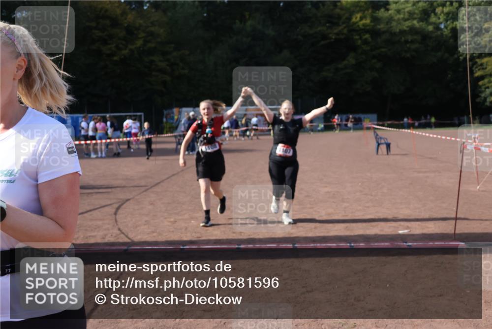 27.09.2026 - 35. Volkslauf durch das schöne Alstertal Strokosch-Dieckow http://msf.ph/oto/10581596 27.09.2026 13:02:30 Ziel 1107, 1108, 2035 meine-sportfotos.de