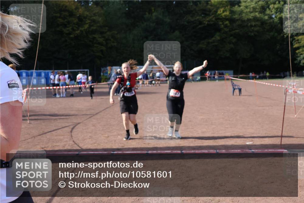27.09.2026 - 35. Volkslauf durch das schöne Alstertal Strokosch-Dieckow http://msf.ph/oto/10581601 27.09.2026 13:02:30 Ziel 1107, 1108, 2035 meine-sportfotos.de