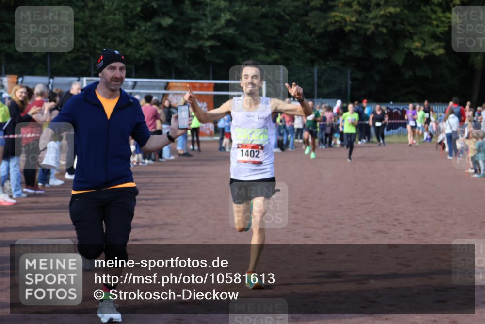 27.09.2026 - 35. Volkslauf durch das schöne Alstertal Strokosch-Dieckow http://msf.ph/oto/10581613 27.09.2026 11:19:14 Ziel 1402, 3418, 3959, 3961 meine-sportfotos.de